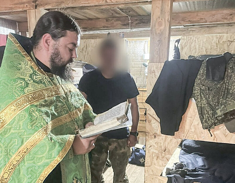 О защите танков от дронов-камикадзе, крещении в экстремальных условиях и богослужении под землёй: священник в зоне СВО