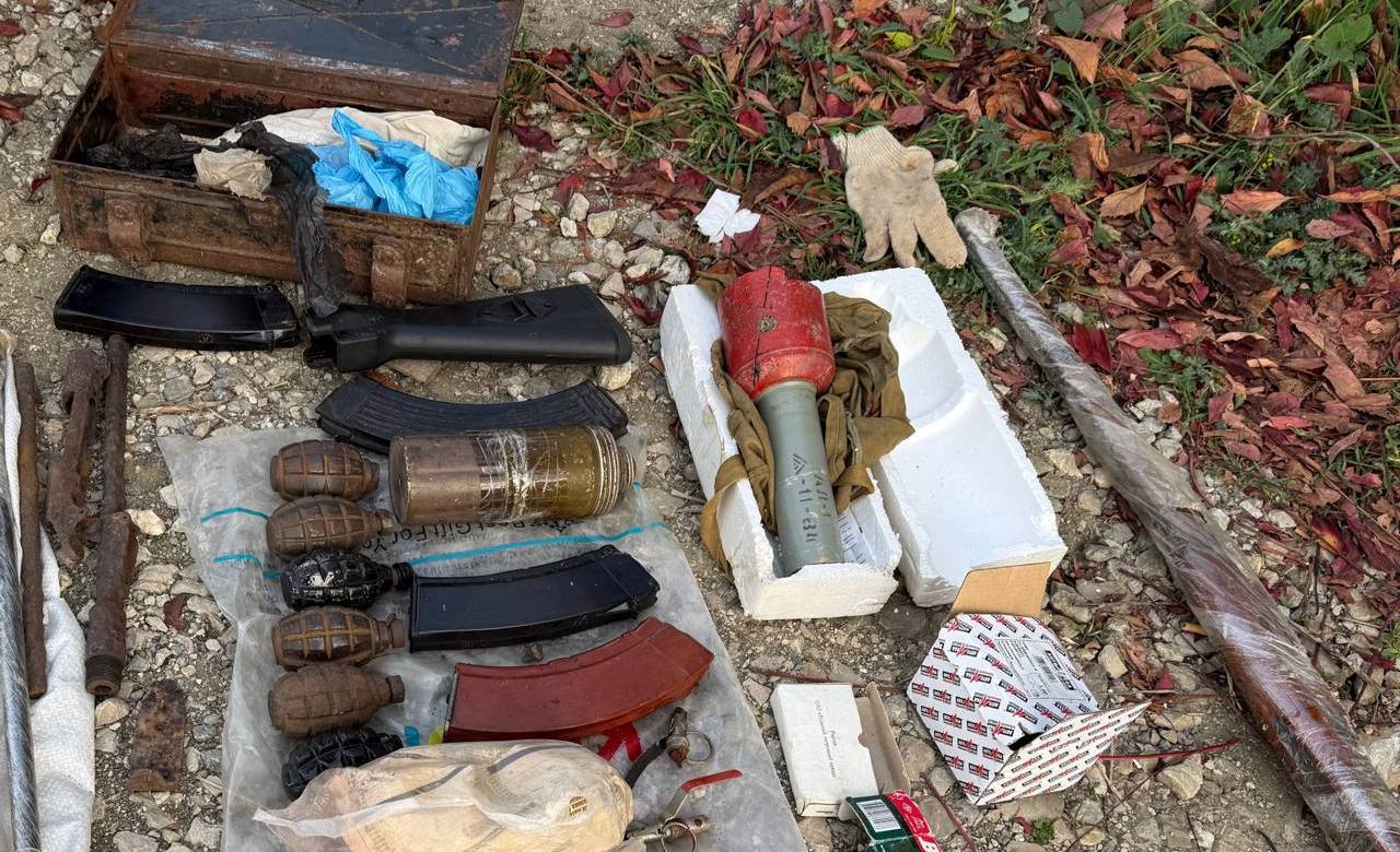 У охотника из Судака нашли винтовку, пистолет-пулемёт, гранаты и взрывчатку