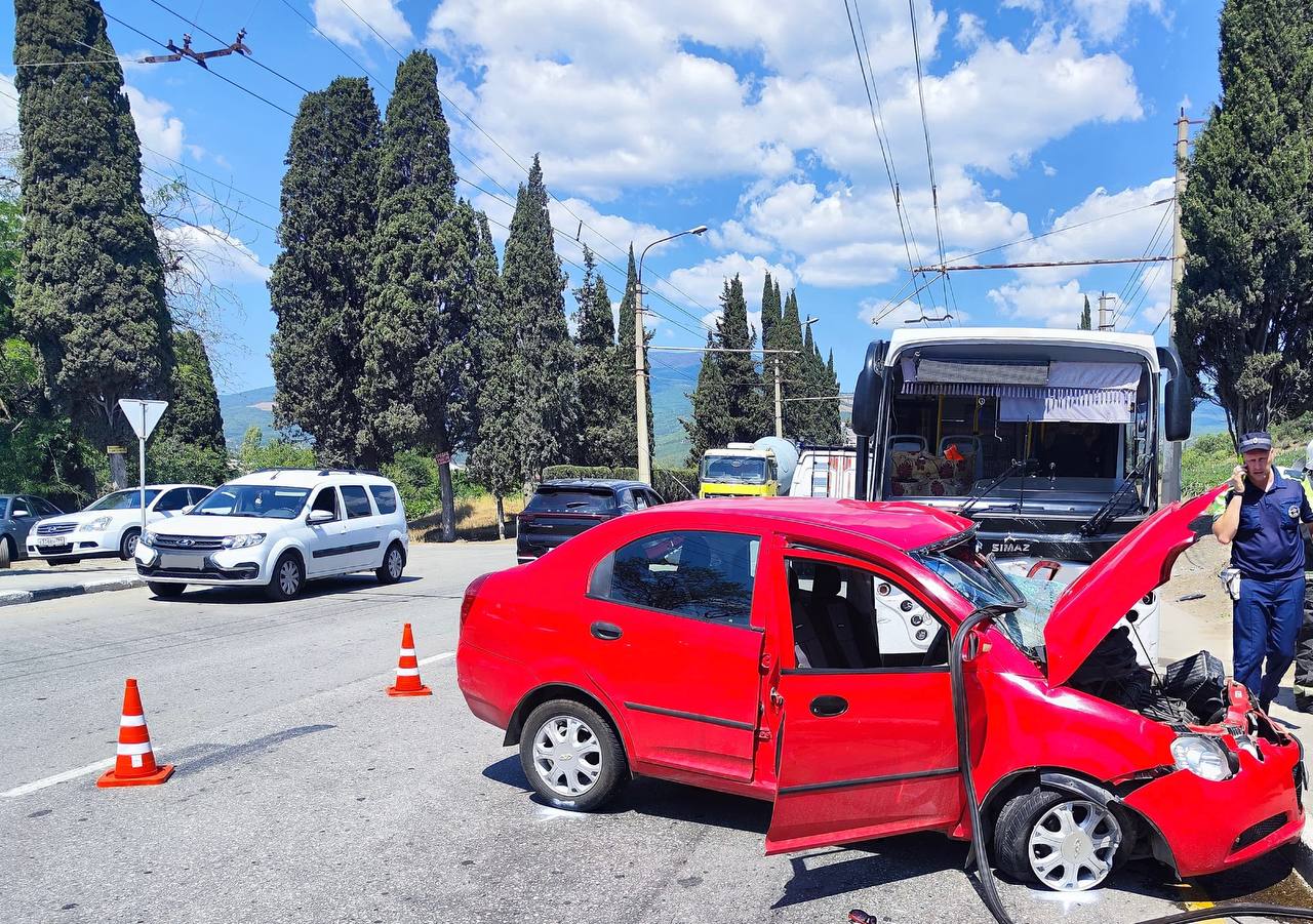 В Алуште произошла авария с участием автобуса и легковушки