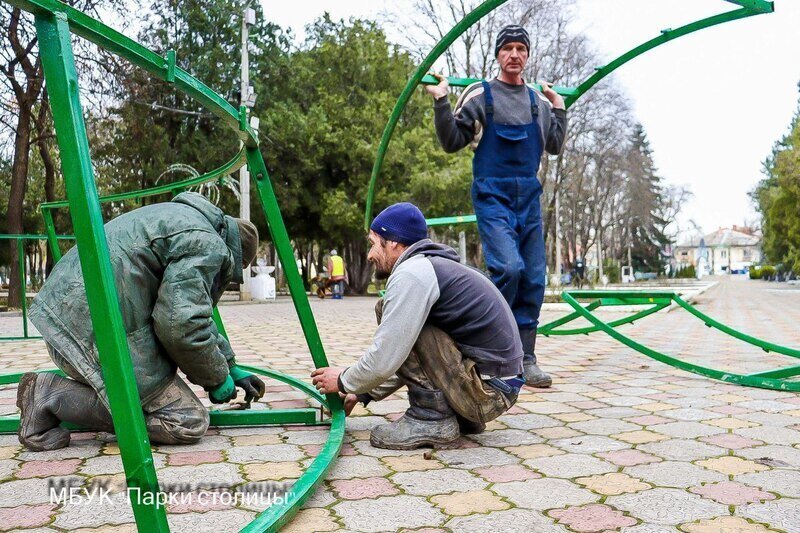 В Детском парке Симферополя устанавливают новогоднюю ёлку