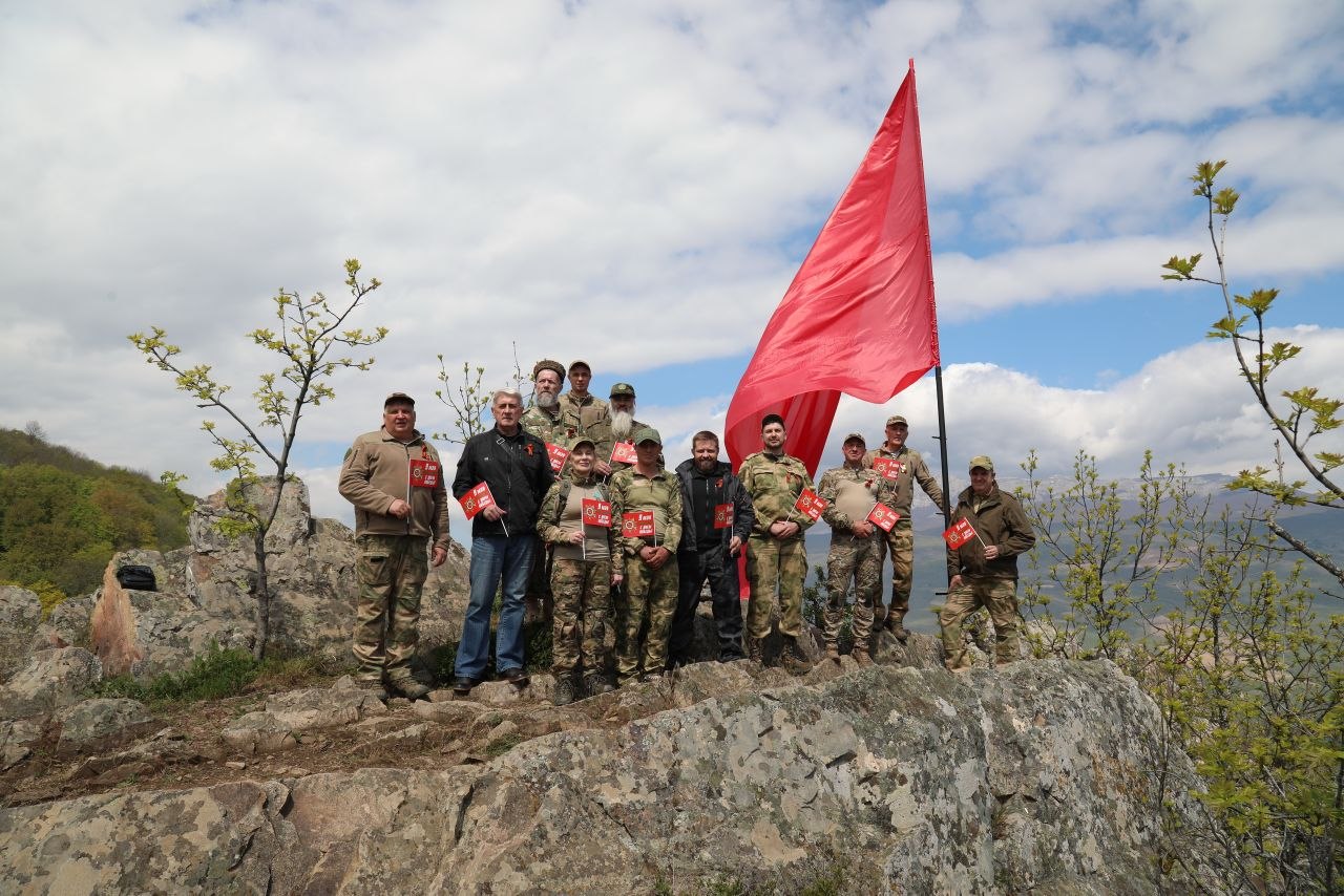 Над вершинами Большой Алушты подняли Знамя Победы
