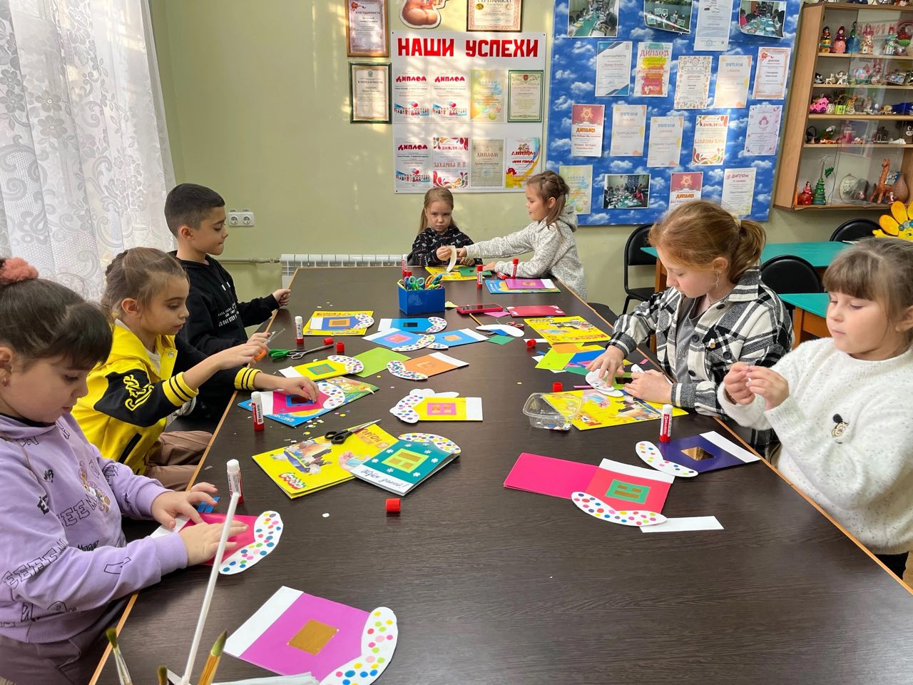 В Симферопольском районе дети создают новогодние открытки для участников СВО