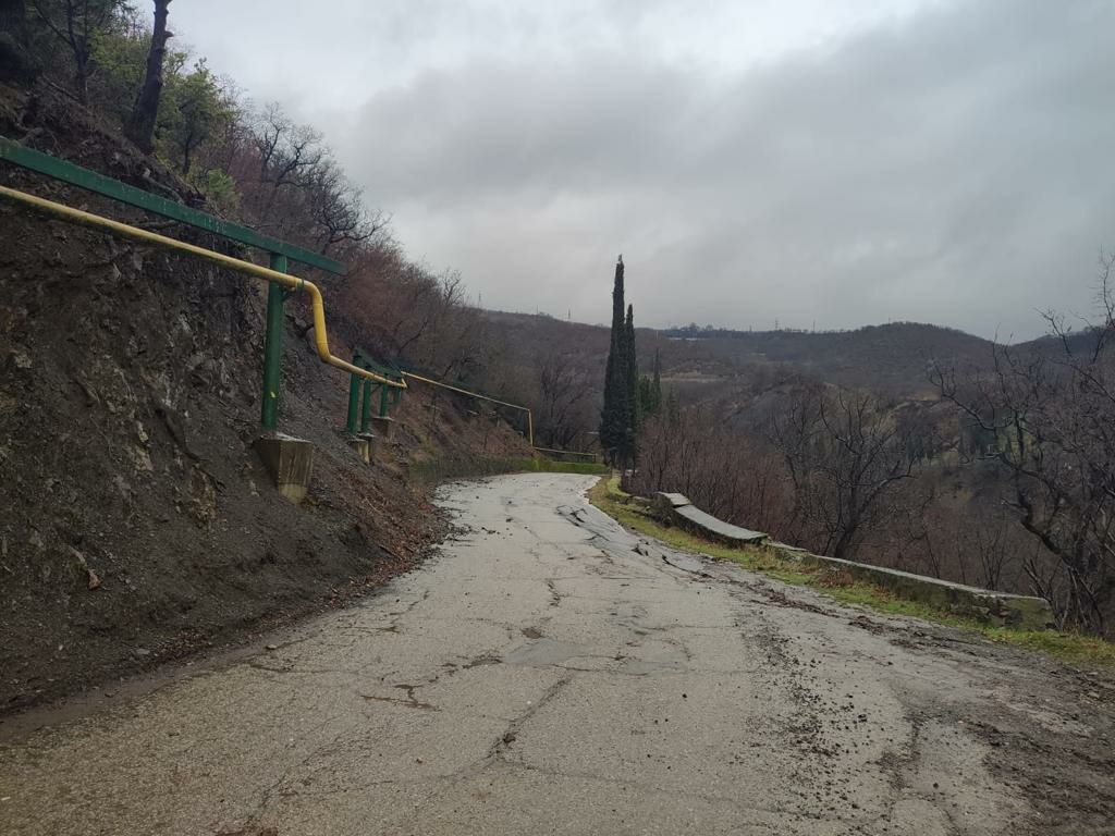 Дорогу «Алушта – Рабочий уголок» закрыли для авто из-за оползня