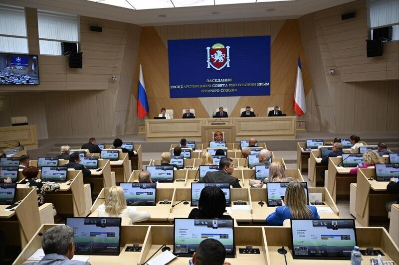 В Симферополе проходит заседание девятой сессии Государственного Совета Республики Крым второго созыва - фоторепортаж