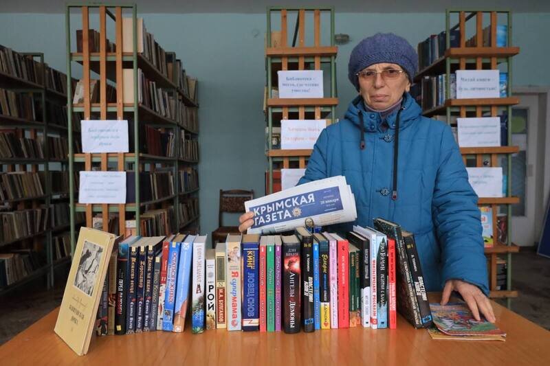 «Крымская газета» передала книги одной из библиотек в Сакском районе