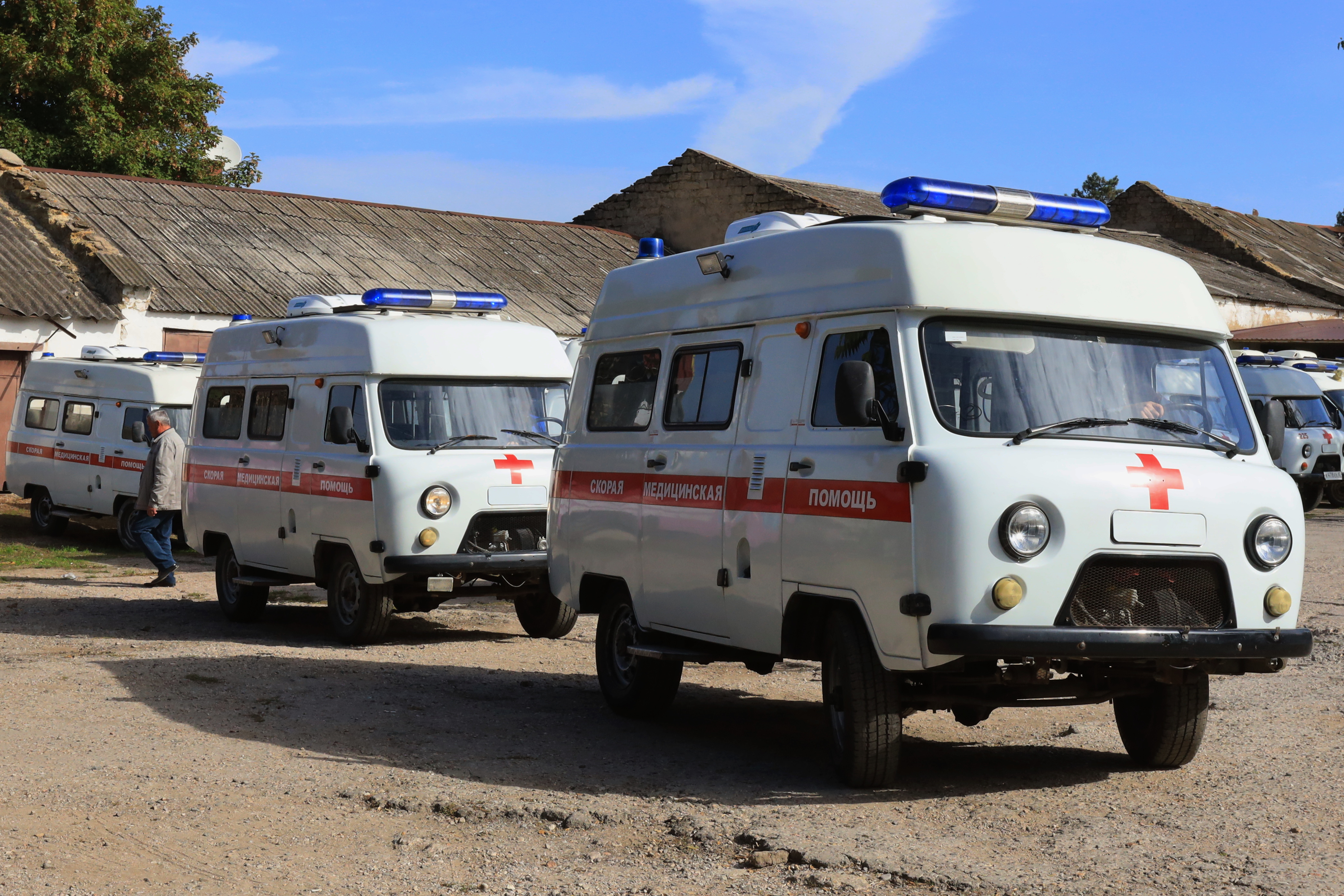 Крымские медики передали в зону спецоперации 10 спецавтомобилей