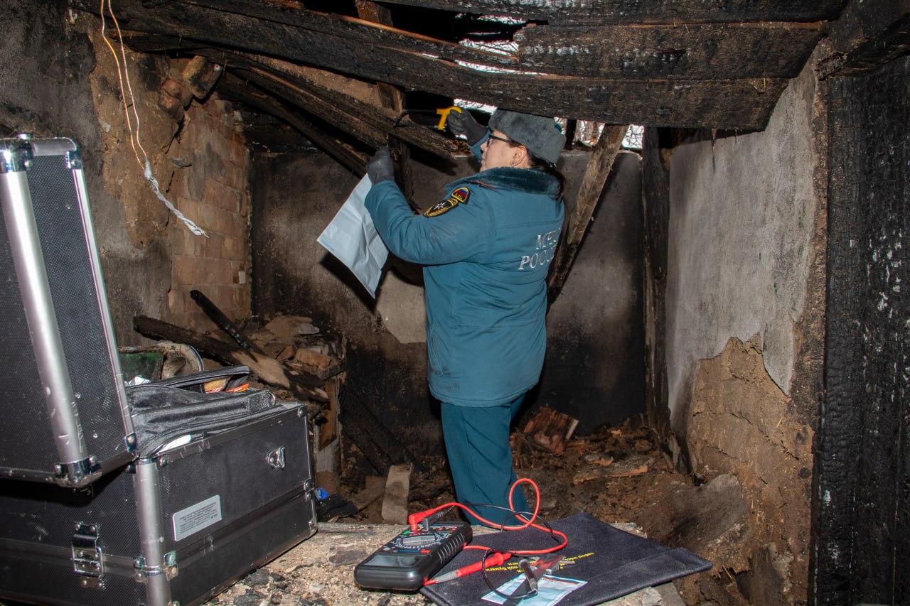 Установление причины пожара по следам, в чём ценность пепла и почему важен мусор на пожарищах: будни дознавателя МЧС России