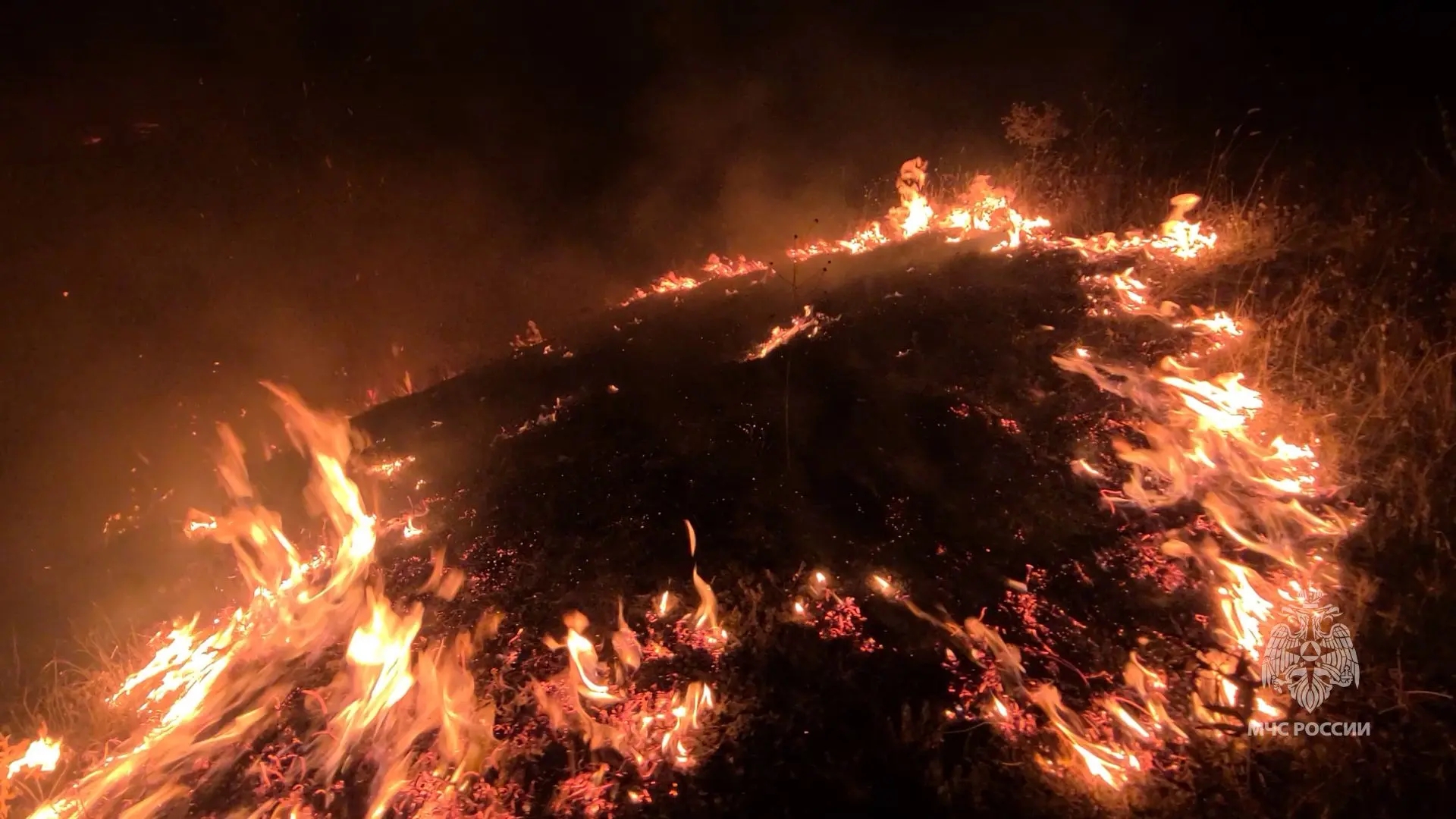 Причина устанавливается: рядом со Строгановкой горел лес