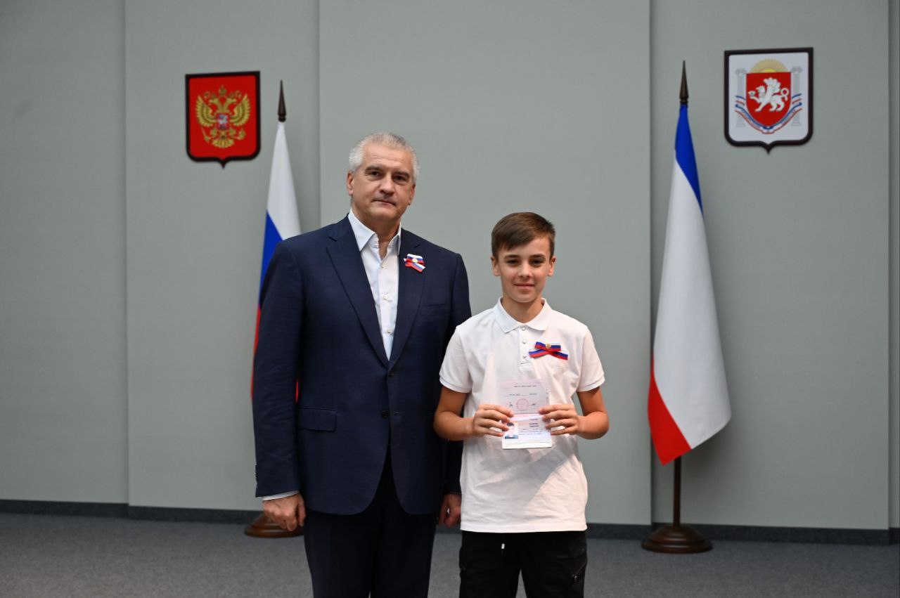 Ко Дню России в Крыму состоялось награждение и вручение паспортов