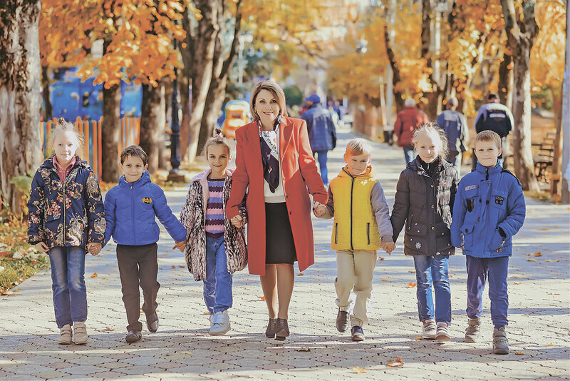 Жилищные сертификаты детям-сиротам, замалчивание травли в школах, беременные в СИЗО и соцпроекты: интервью детского омбудсмена Ирины Клюевой