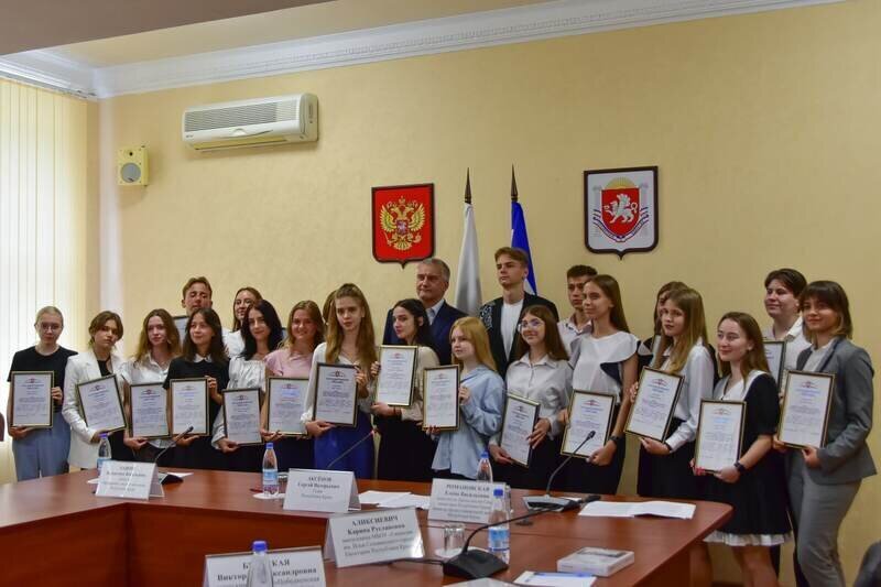 Аксёнов поздравил крымских выпускников, которые получили 100 баллов на ЕГЭ