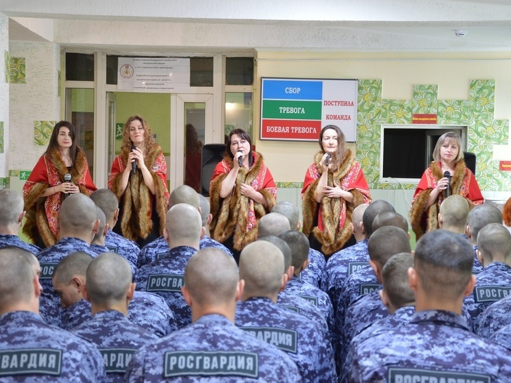Каждый номер встречали аплодисментами: женщины исполнили для ялтинских росгвардейцев песни о любви к Родине
