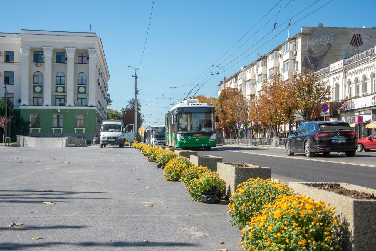 Хризантемы высаживают на площади Ленина в Симферополе