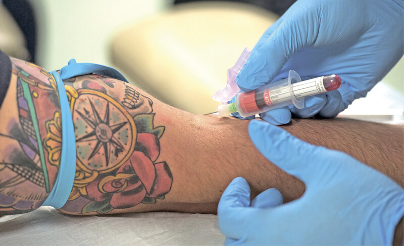 Капля надежды: совместимо ли тату с донорством