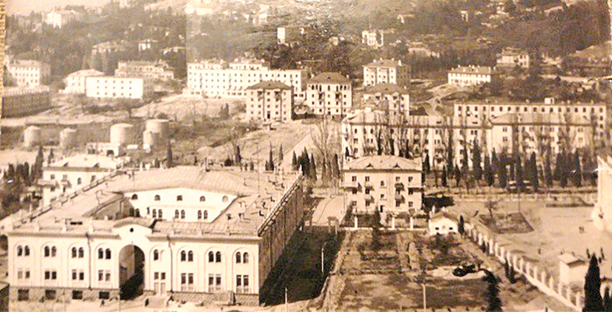 Нефтяное прошлое: как Площадь Советская стала одним из самых популярных общественных пространств Ялты