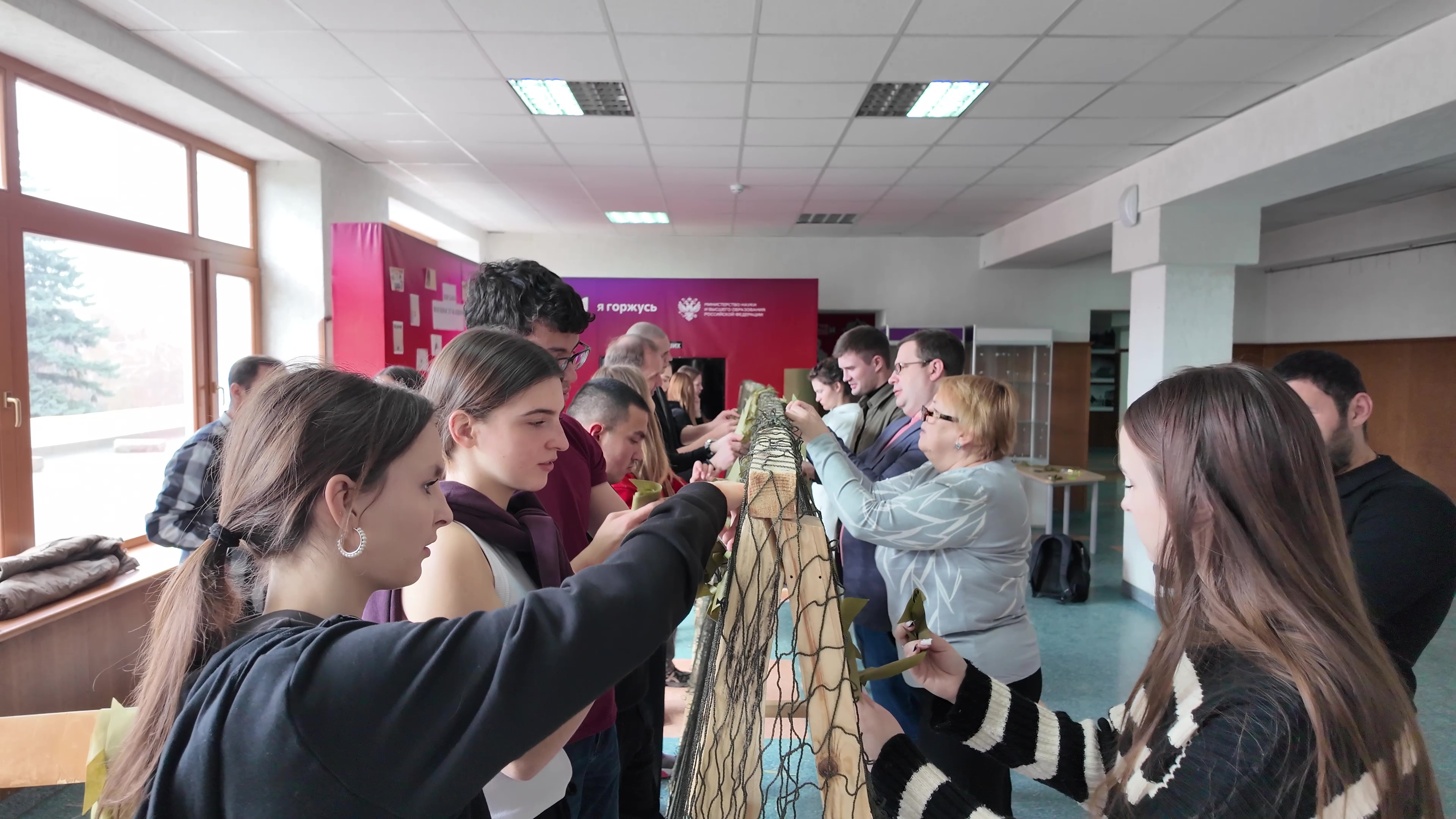 В крымском университете развернули масштабное плетение маскировочных сетей