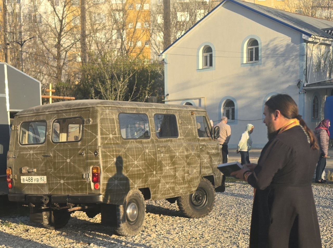 Прихожане бахчисарайского монастыря передали "Буханку" бойцам СВО