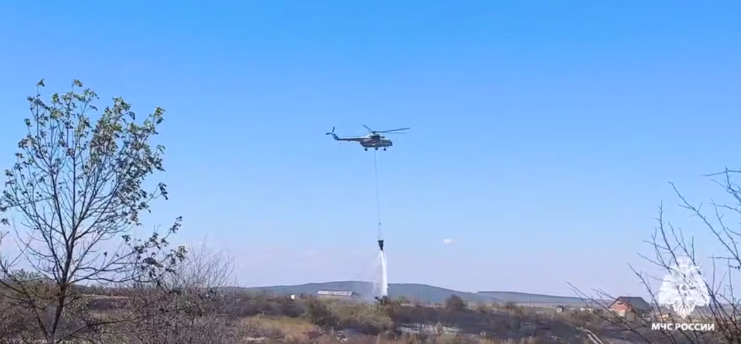 Сотрудники МЧС России защитили от огня СНТ в районе села Мраморное: пожар локализован