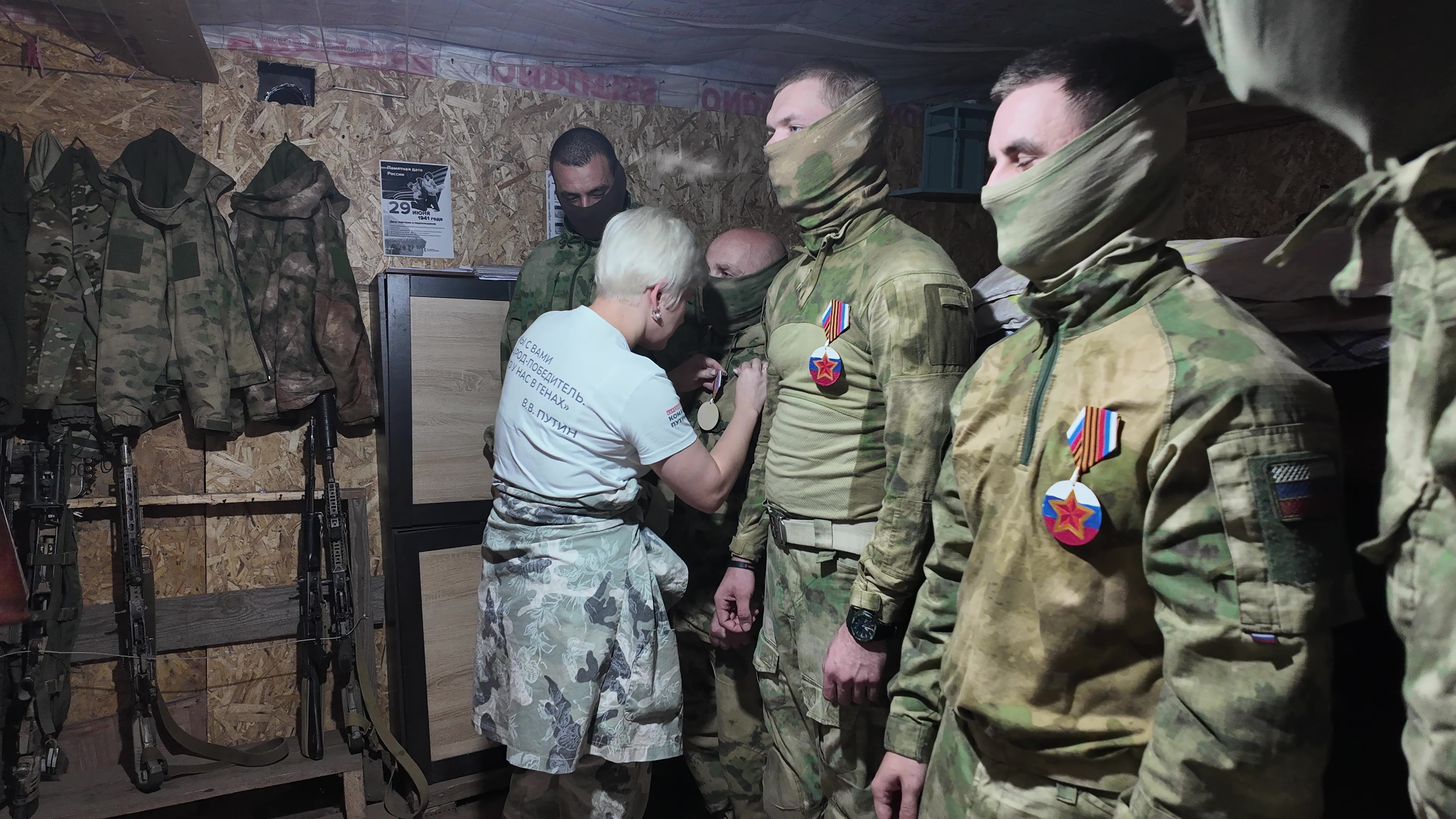 Крымских бойцов наградили медалями от симферопольских школьников 