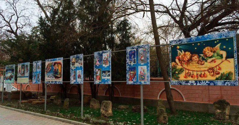 Новогодние и рождественские открытки 19 века можно увидеть на уличной выставке в Евпатории