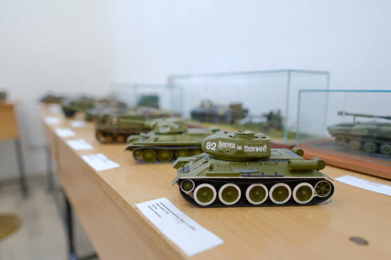 Выставка моделей военной техники открылась в Евпатории 