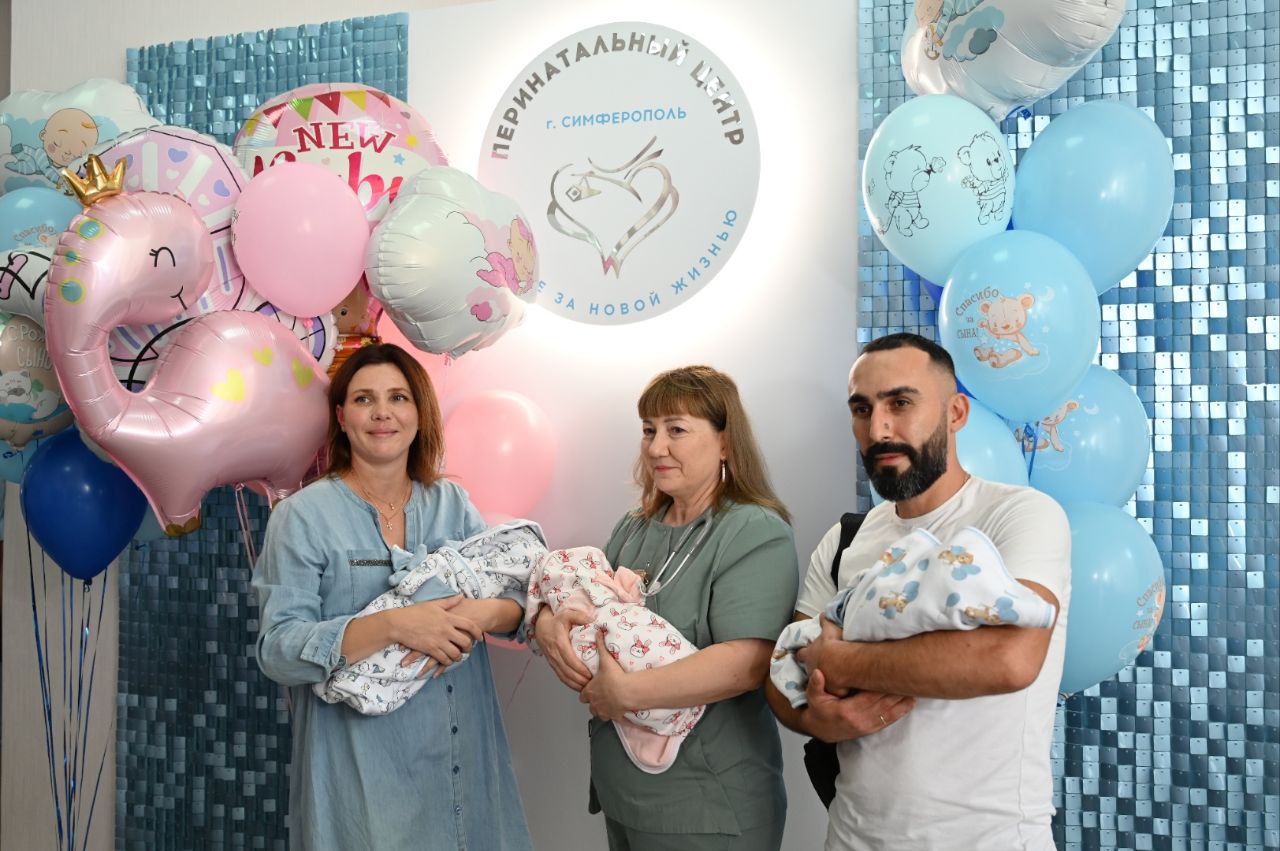 Из перинатального центра в Симферополе выписали маму с тройняшками