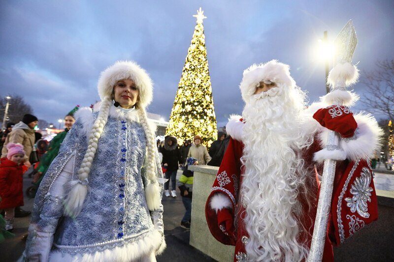 На главной симферопольской ёлке зажгли праздничные огни