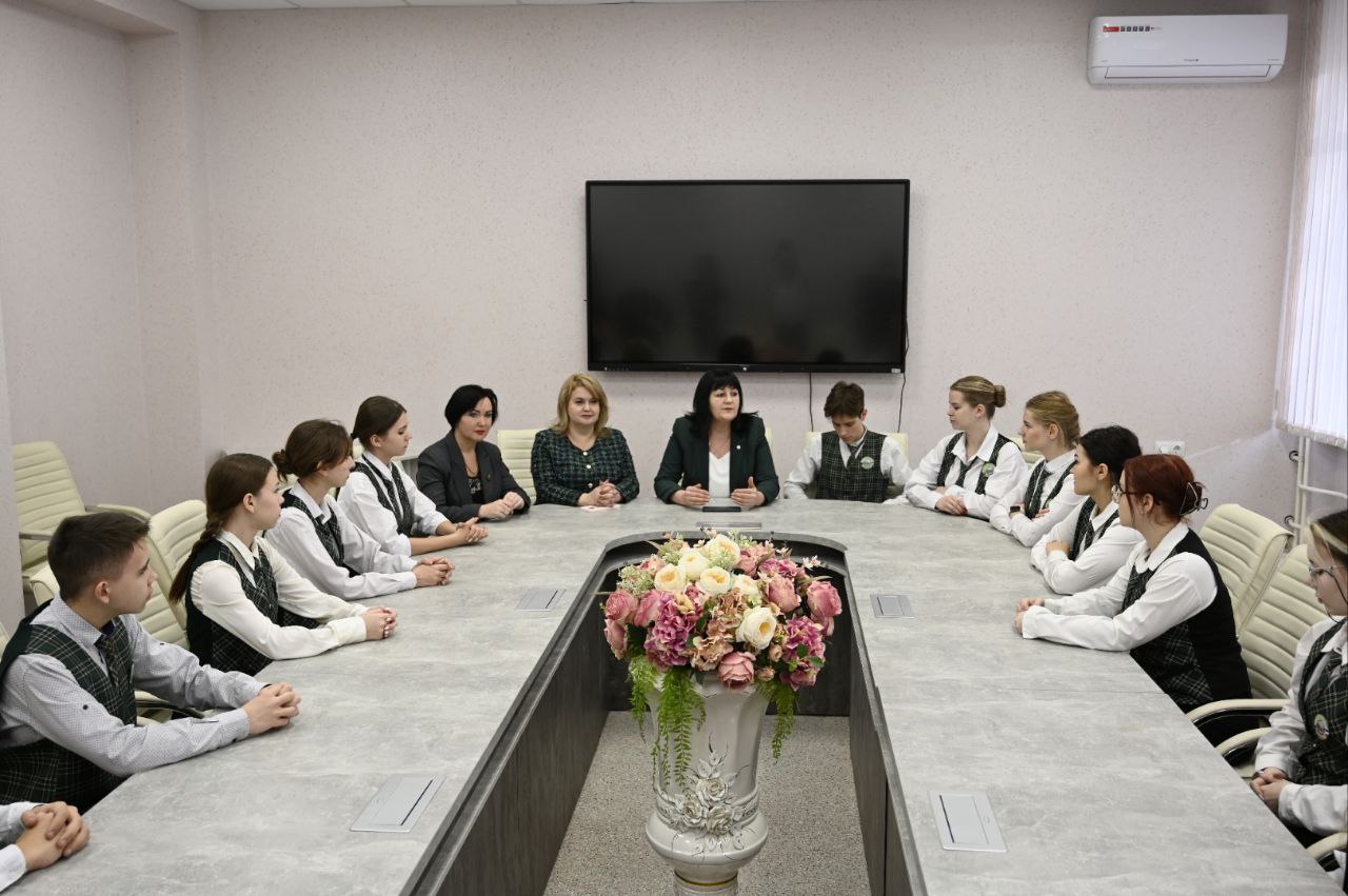 Лаврик провела экскурсию школьникам в центре для одаренных детей "Импульс"