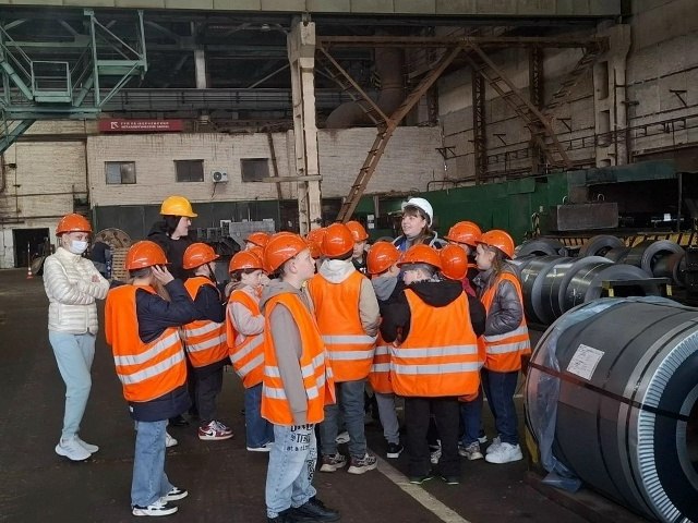Керченских школьников отправили на экскурсию на завод