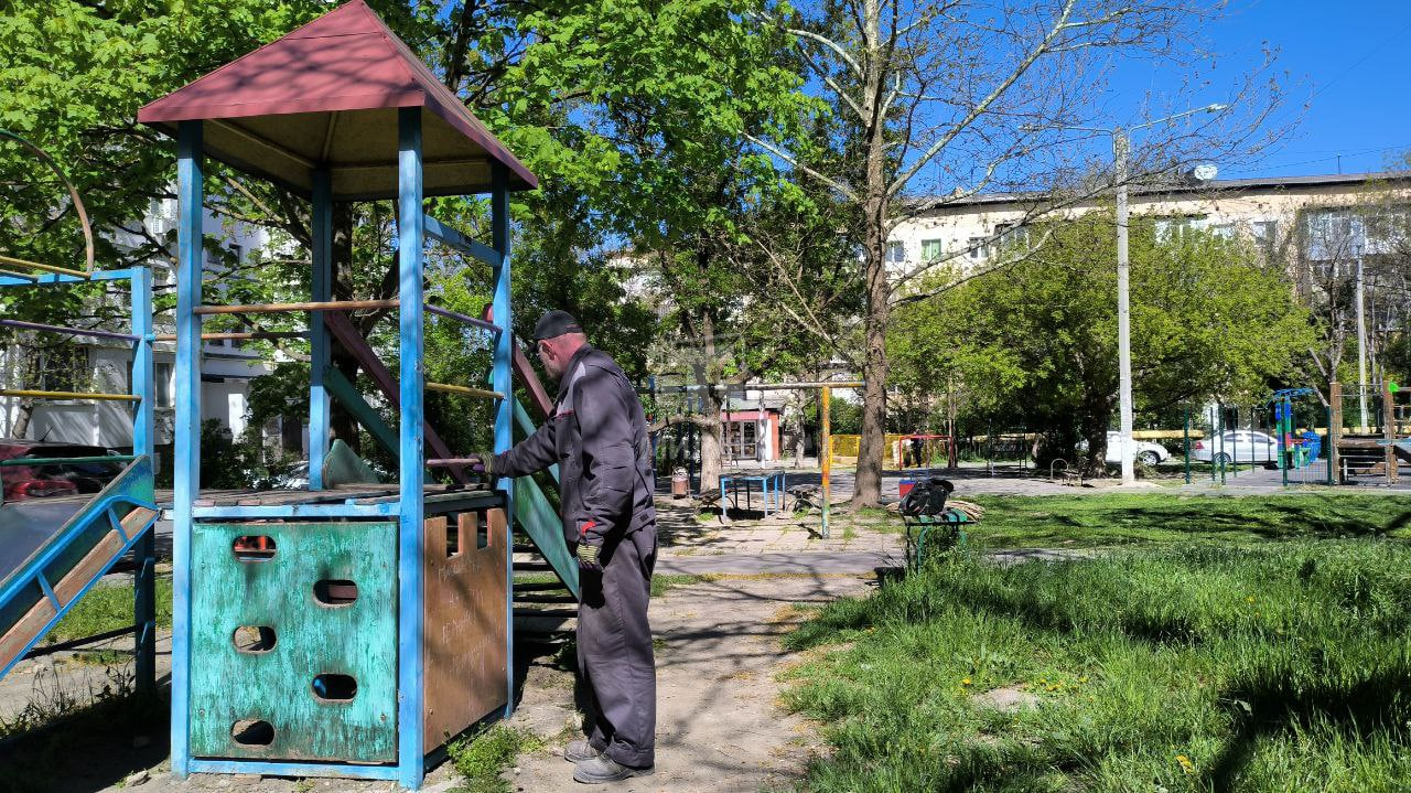 В Симферополе демонтируют опасную детскую площадку
