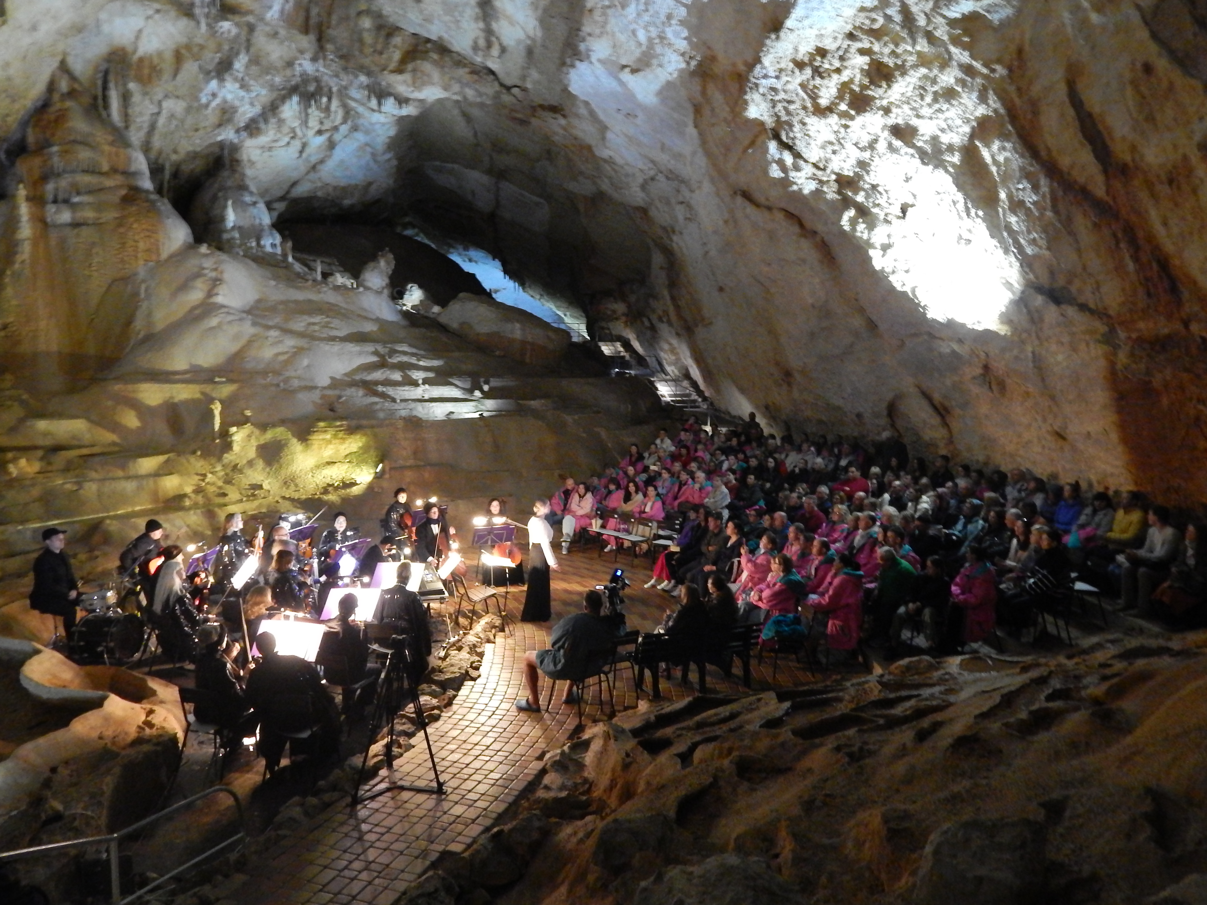 Полное погружение: в Мраморной пещере возобновились концерты крымских музыкантов