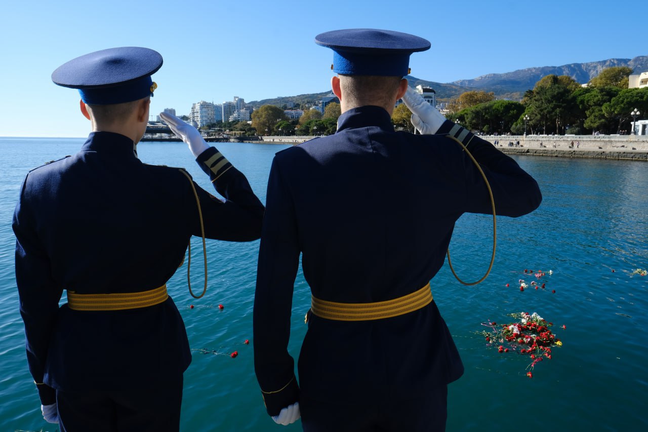 На набережной Ялты почтили память погибших на теплоходе «Армения»
