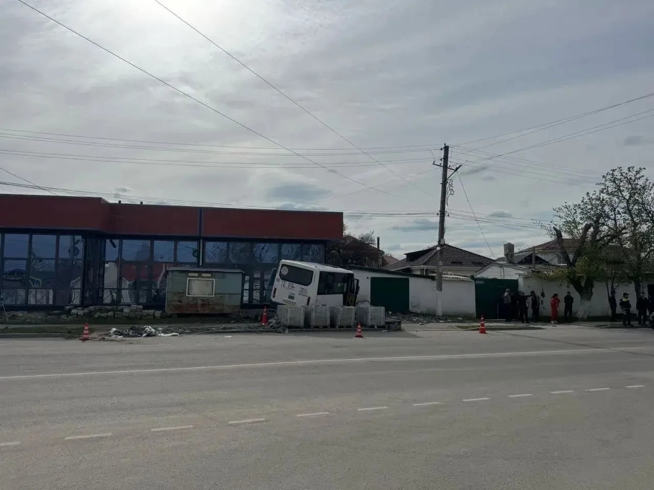 В Белогорске автобус врезался в стену дома