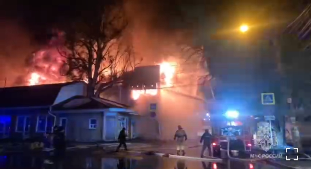 В Симферополе на Центральном рынке горит торговый центр: площадь пожара 1000 квадратов