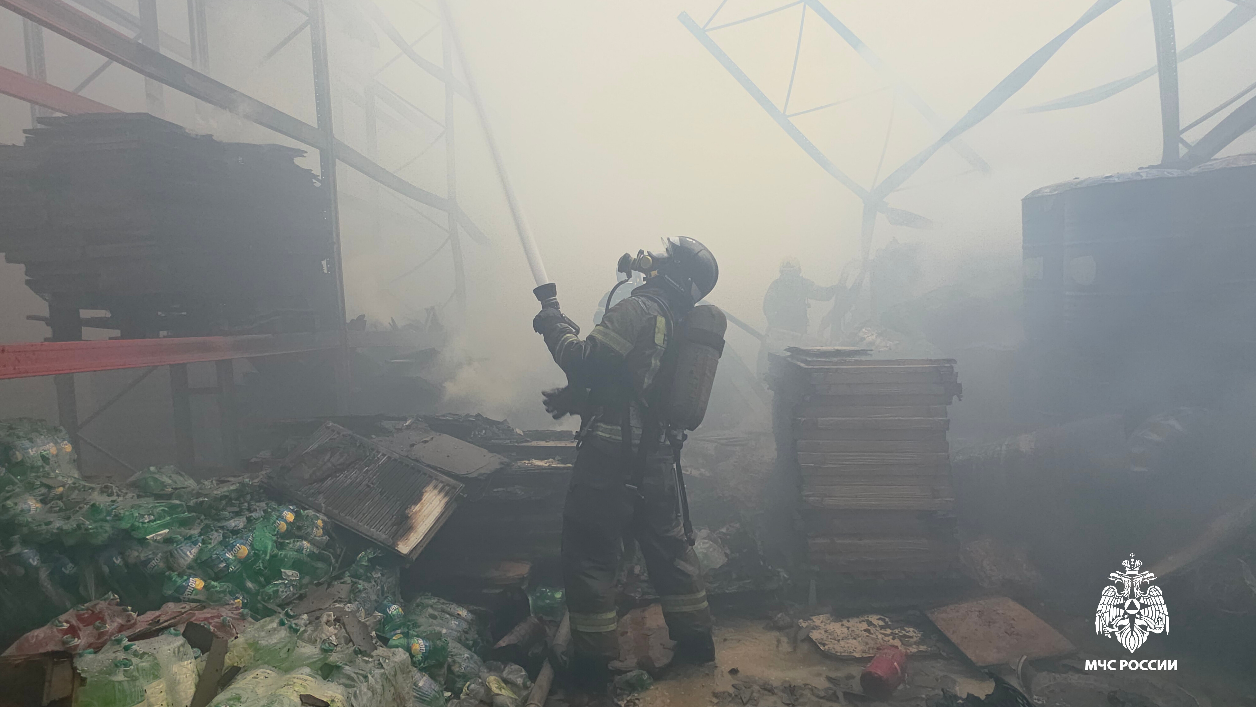 Свыше 60 огнеборцов в Симферополе ликвидируют пожар в торговом складе 