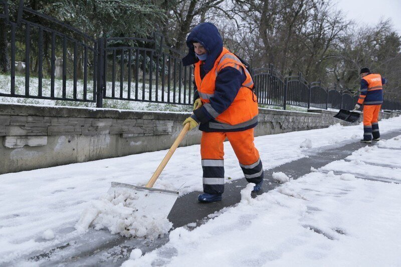 В Симферополе расчищают улицы от снега и веток - фоторепортаж