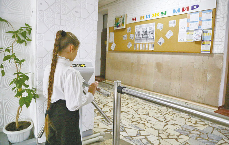 Как по детской банковской карте зайти в школу и выбрать меню в столовой