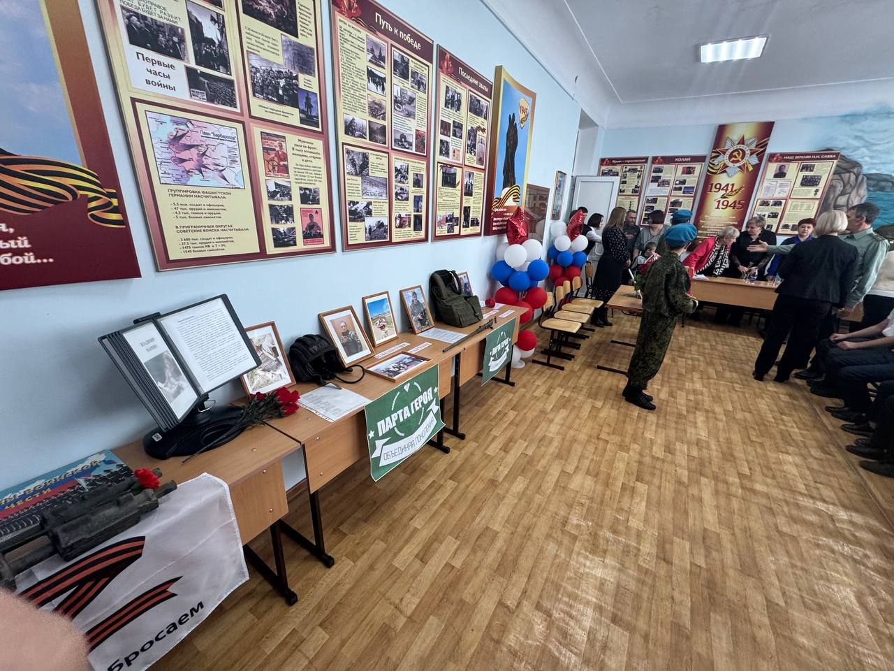 В школе-гимназии Джанкойского района открыли «Парту героя»