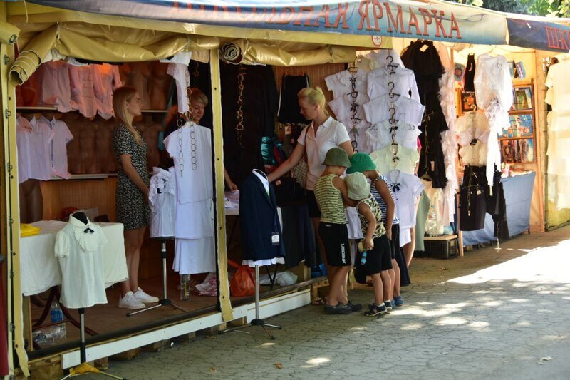 В Симферополе начала работать школьная ярмарка