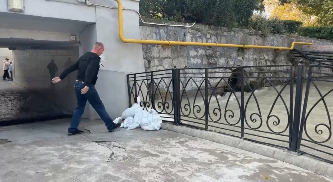 В Ялте экстренно перекрывают подземный переход из-за подтопления
