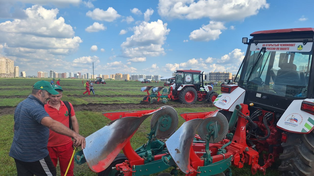 Механизатор из Крыма участвует в чемпионате России по пахоте