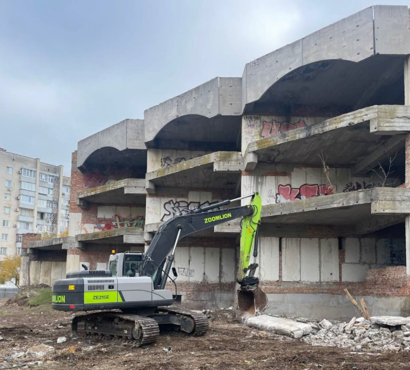 В Евпатории начали сносить культовый недострой советских временен  