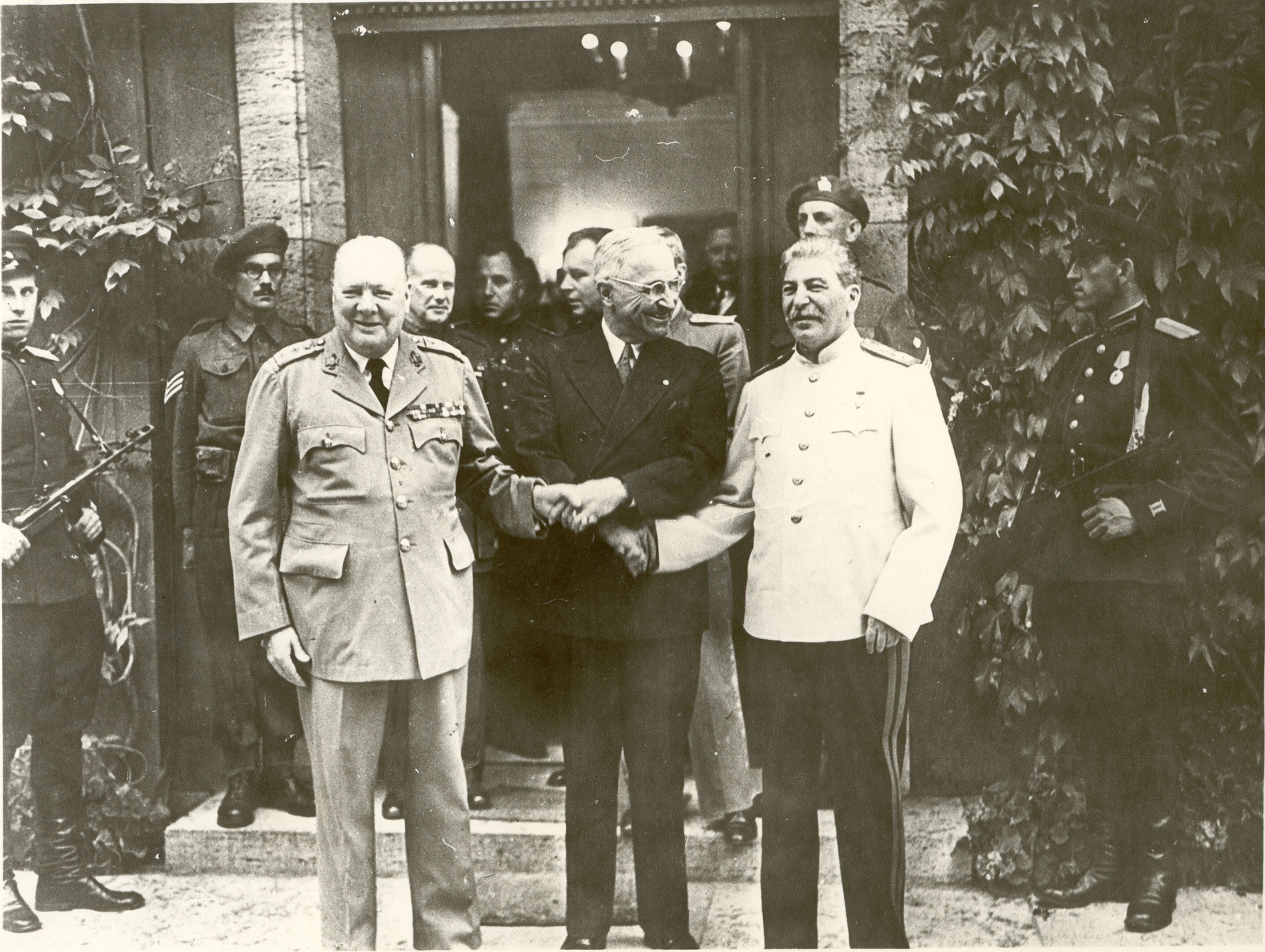 Атмосфера недоверия и ядерный шантаж: 80 лет назад началась Потсдамская конференция