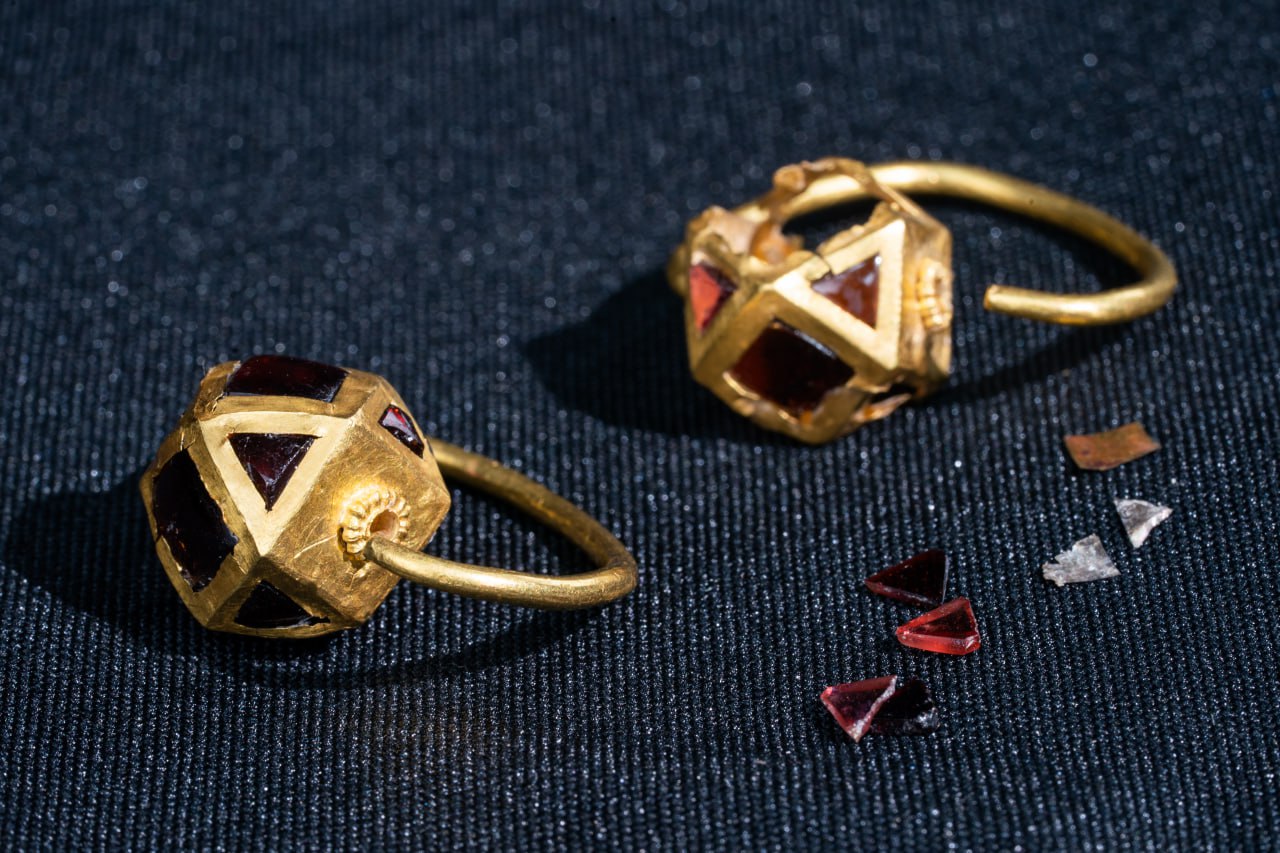 Крымские археологи нашли женские украшения V-VI веков