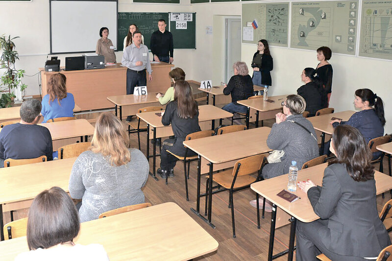 Снова за парту: родители крымских выпускников написали ЕГЭ