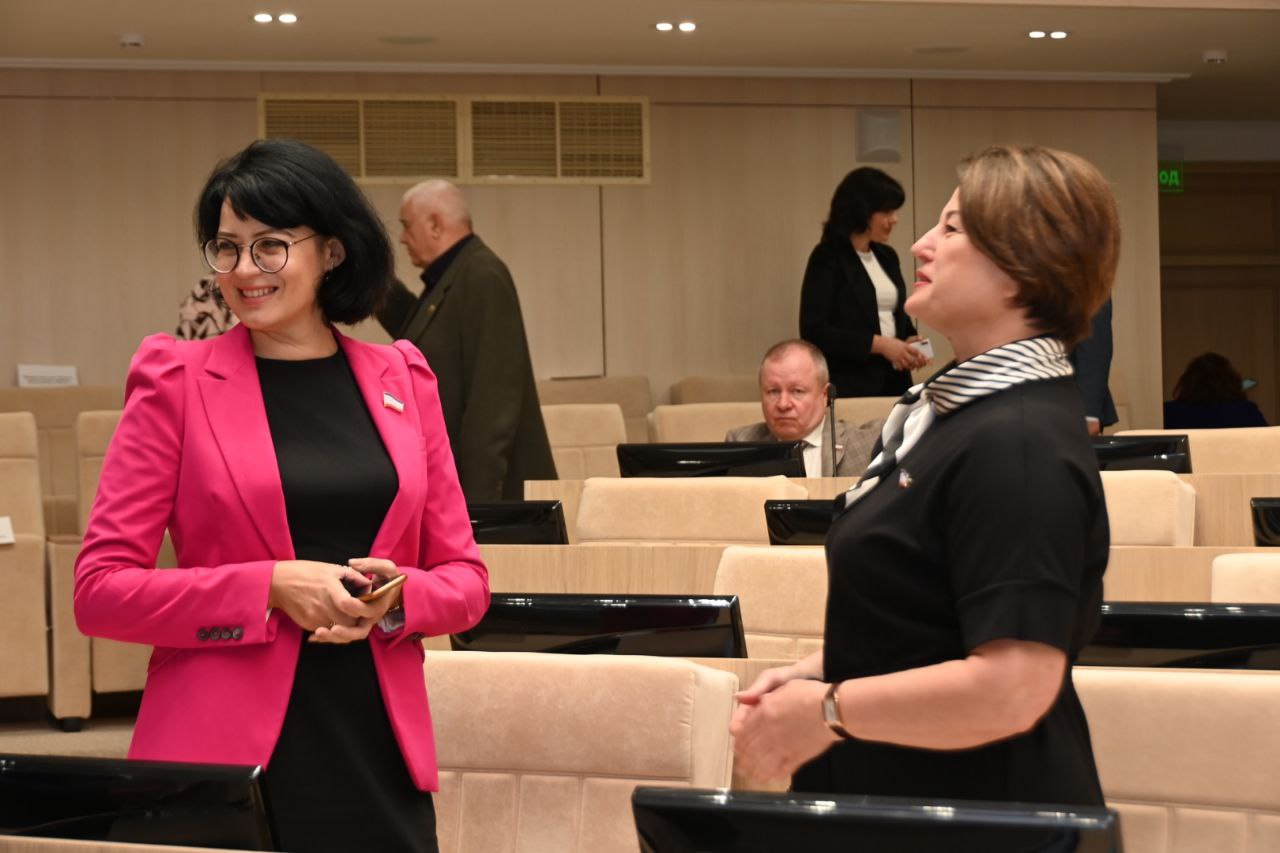 В Симферополе проходит заседание сессии Госсовета Крыма - фоторепортаж