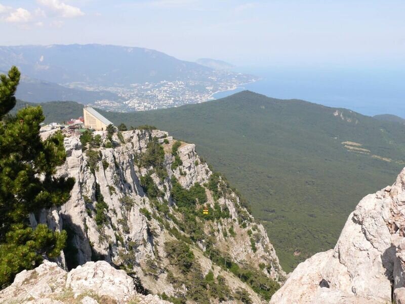 Воспарить над Ялтой, прогуляться в облаках и спуститься под землю: гора Ай-Петри в Крыму