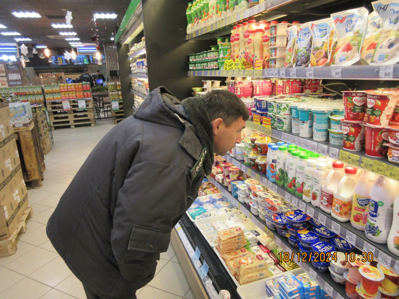 В магазинах и кафе Керчи нашли просроченные и немаркированные продукты