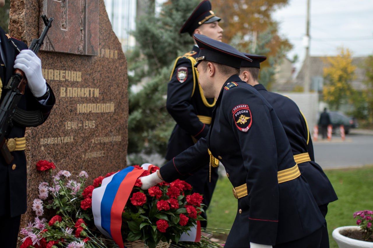 В Симферополе возложили цветы к памятнику воинам-освободителям 51-й Армии
