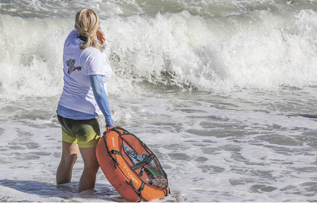 Cпасатель рассказал, как выжить смытому штормом в море человеку
